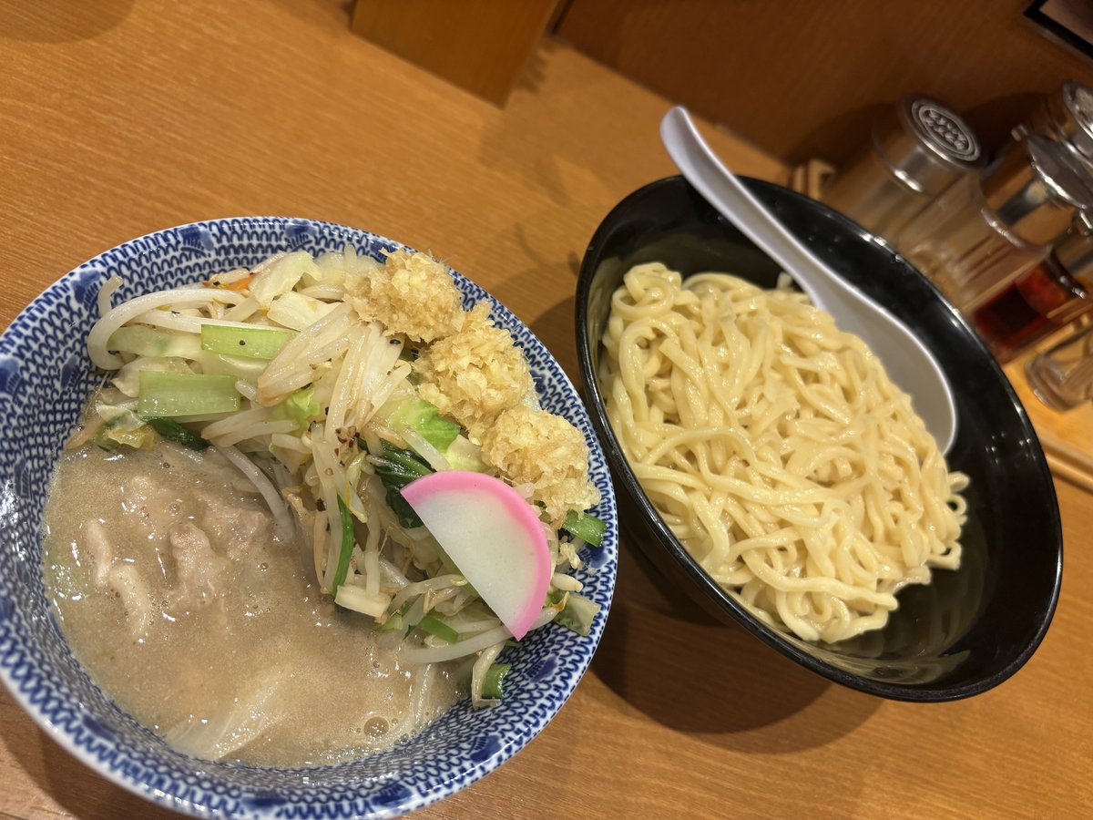 koikeeeeko's tweet photo. トナリのタンつけ。
麺がぬるいを通り越してあたたかい...
こりゃアカン https://t.co/x71HBPjEws