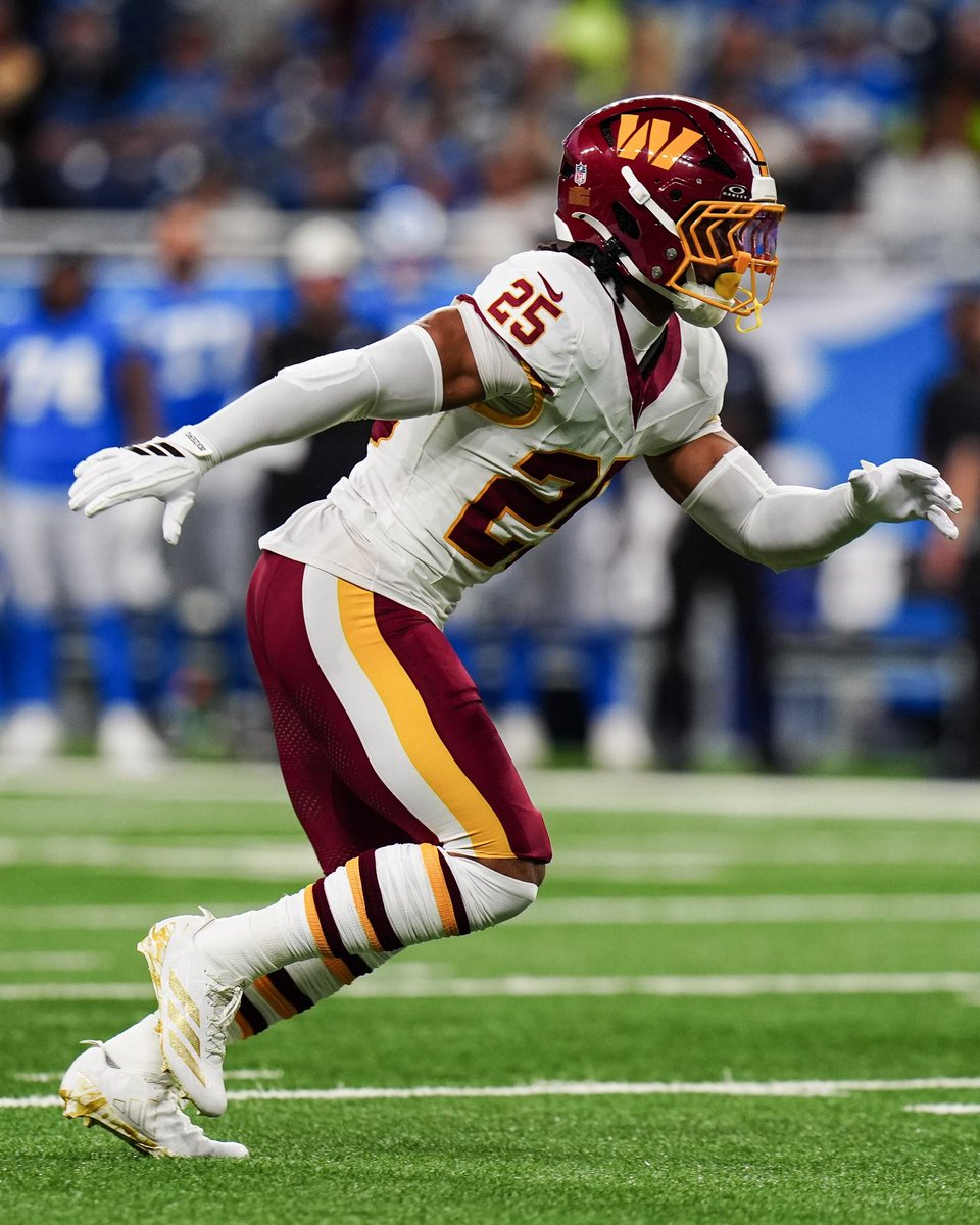 UNISWAG's tweet photo. Nick Cross rocking the Redskins Legend Sean Taylor sock swag.

#uniswag https://t.co/lMm8pfjfYI