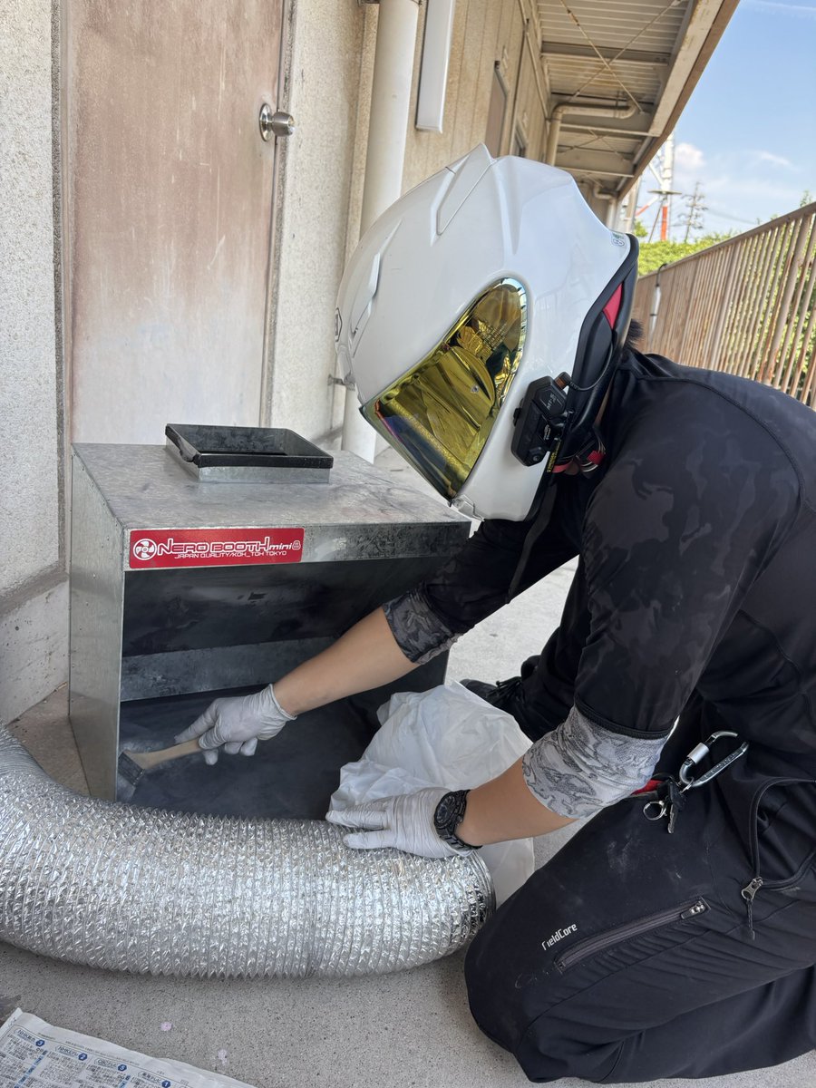 daidomokei's tweet photo. ネロブースの粉塵を除去するためにヘルメットを装備する後輩 https://t.co/5UkzwO3dAe