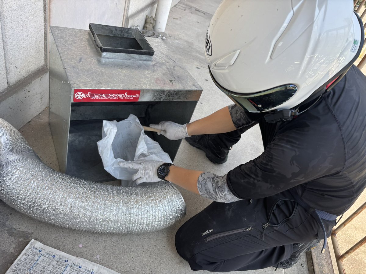 daidomokei's tweet photo. ネロブースの粉塵を除去するためにヘルメットを装備する後輩 https://t.co/5UkzwO3dAe