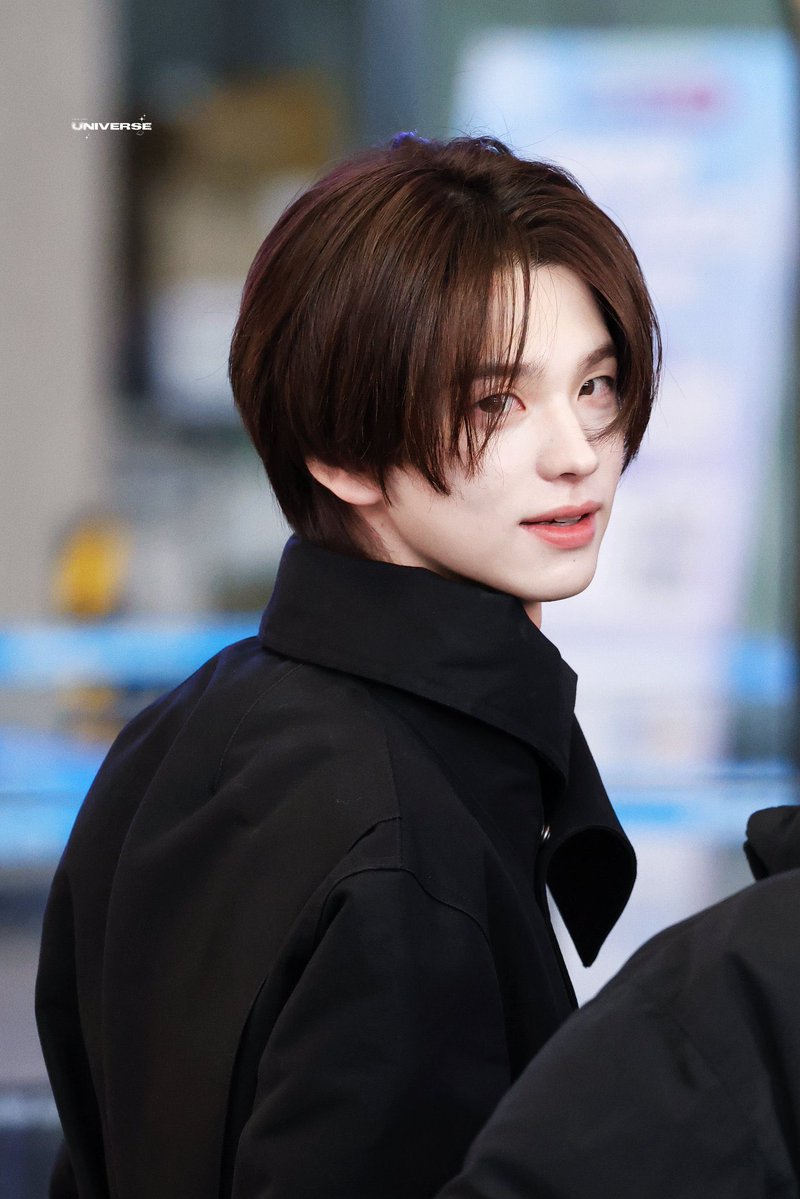 shinyulvrs's tweet photo. still my favorite airport look of his https://t.co/ERDoWXjKuJ
