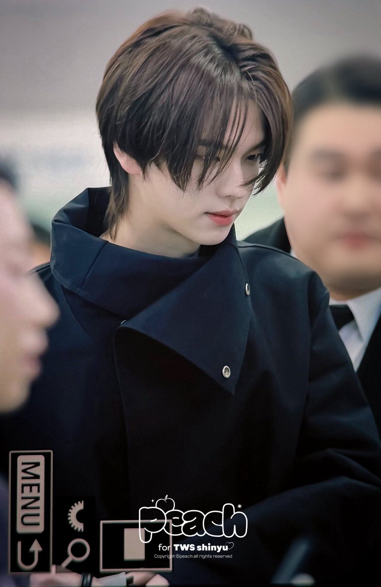 shinyulvrs's tweet photo. still my favorite airport look of his https://t.co/ERDoWXjKuJ
