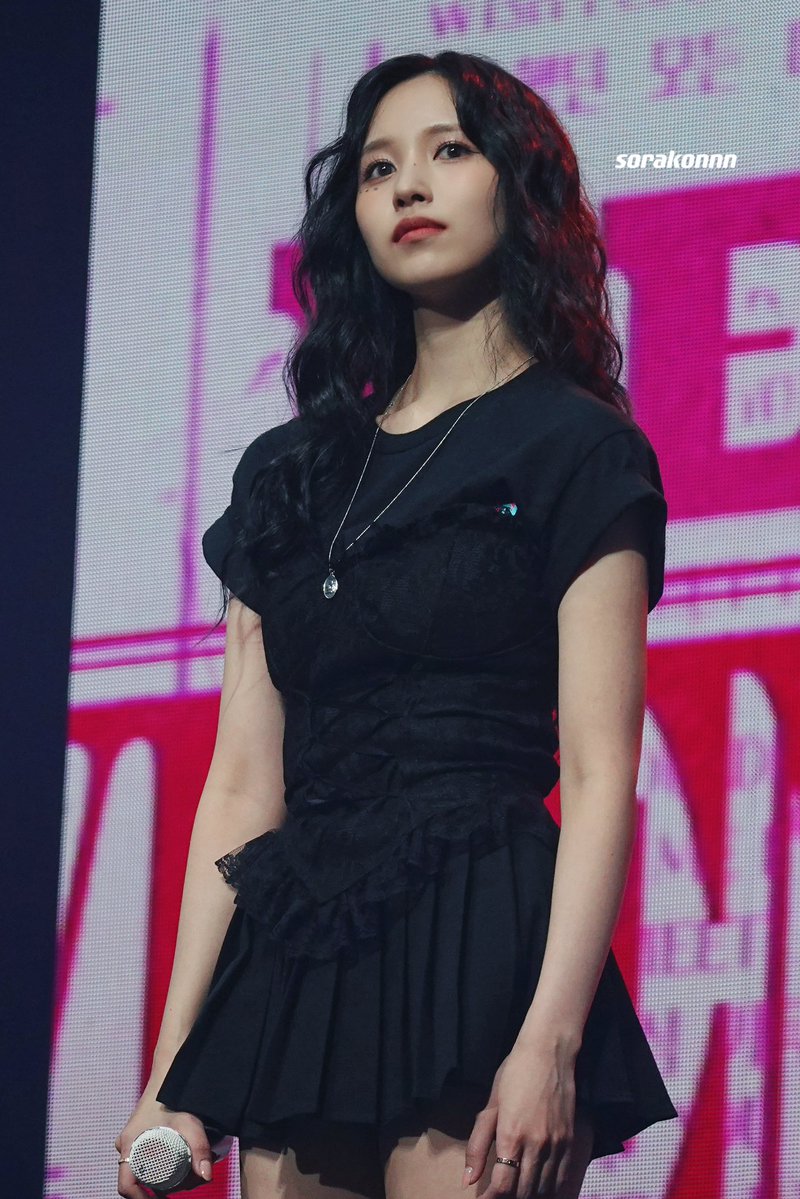 mncollarbone's tweet photo. her posture dear lord 😭😭😭 https://t.co/3PXZwCW3tG