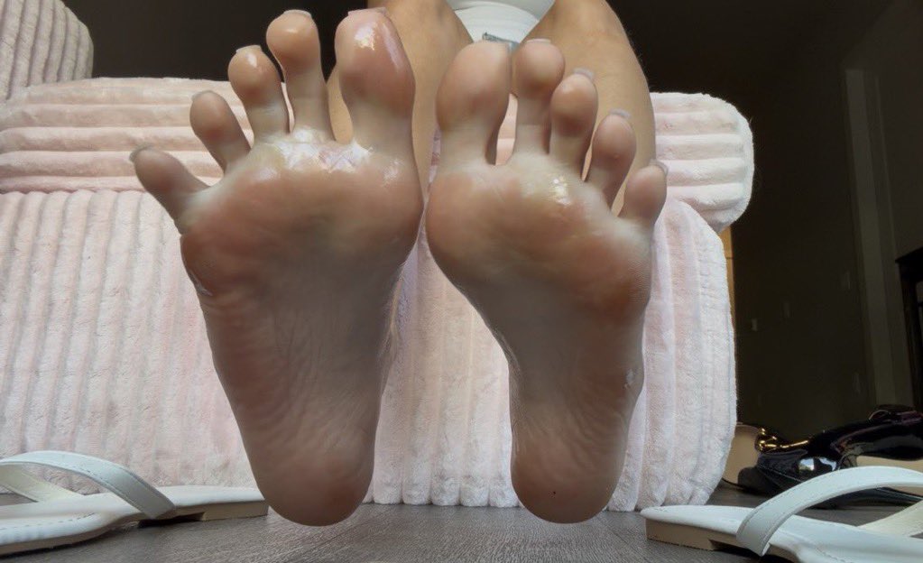 ElleGoddes84's tweet photo. Foot boy, step into your place. 👣👑
Worship the soles, obey the goddess, and remember who’s in control. ATM slave energy only. 🖤💸
#FootBoy #FootWorship #FeetFetish #SoleWorship #Goddess #Findom #HumiliationKink #ATMSlave #FetishCommunity #PAFetish #NYCFetish https://t.co/VoUEGs6YQS