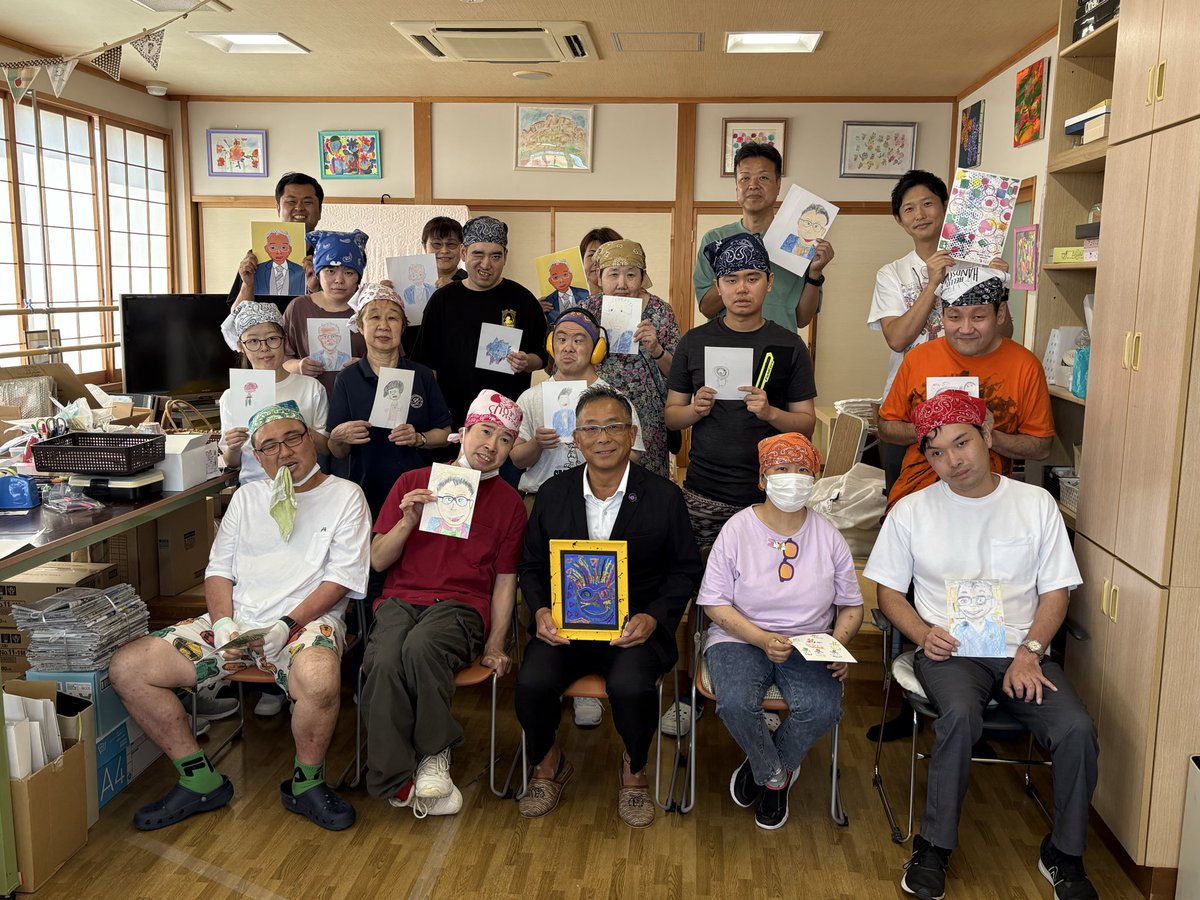 itrenchtown's tweet photo. 光の里「フィロスあけぼの」の仲間たちに描いてもらった私の似顔絵の受け渡しを行いました
何十人もの仲間に描いてもらったうちの1枚を額装してもらい、みんなで集合写真もパチリ
絵心が皆無な私には仲間たちの才能が眩しくて
#似顔絵オーダーメイド 
#光の里
#安中市
#安中市議会議長 https://t.co/uTvohheIua