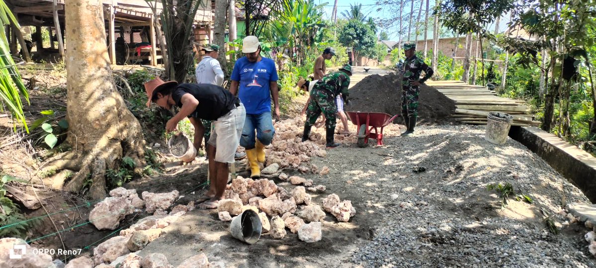 KodimBulukumba's tweet photo. Karya Bakti TNI dan Warga Percepat Pembangunan Jembatan Gantung Perintis Garuda di Kajang

Bulukumba — Personel Koramil 1411-03/Kajang bersama masyarakat melaksanakan karya bakti pembangunan Jembatan Gantung Perintis Garuda yang menghubungkan tiga desa. https://t.co/nSWmwy2s9t