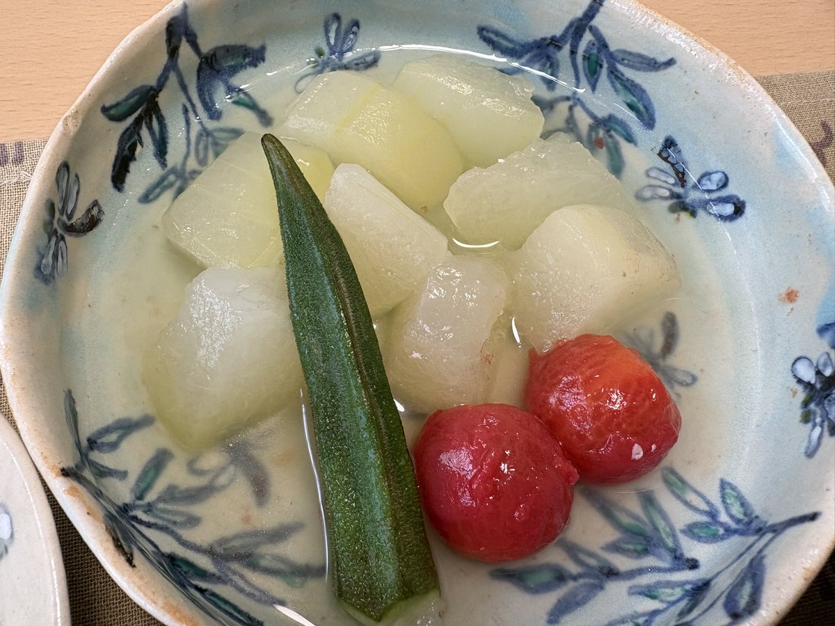 yasue_s's tweet photo. 今日の朝ごはん

冷たい茄子のトマトソースパスタ
冬瓜とオクラ、ミニトマトの冷たい煮物
鶏肉ときゅうりの胡麻酢和え
トマトのナムル風サラダ

昨夜作った茄子のトマト煮。冷たく冷やしてパスタソースに。煮物にもサラダにもトマトで、トマト成分多め。

たいへん美味しゅうござい��した。#朝ごはん https://t.co/oBo7WCbnLH