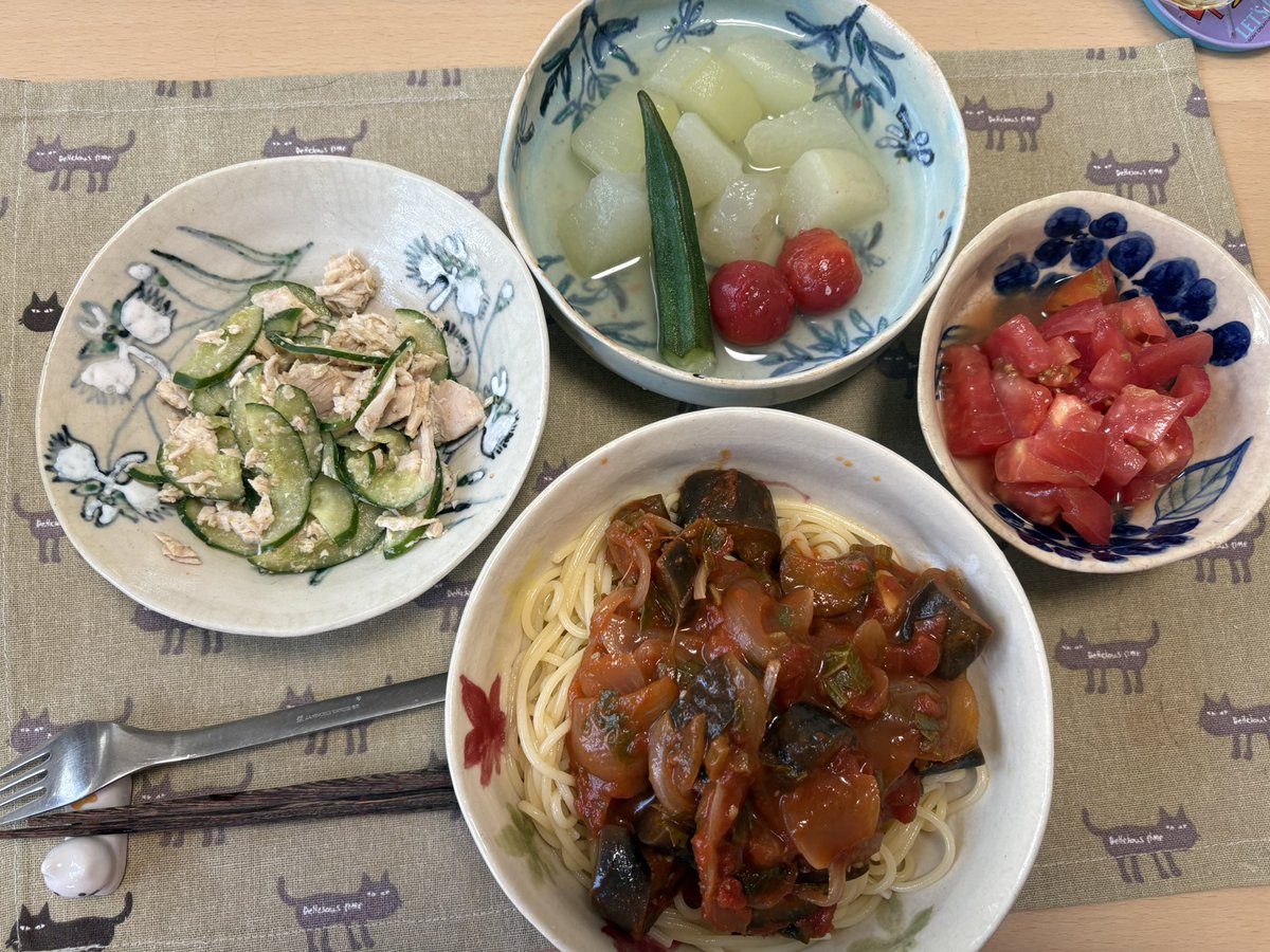 yasue_s's tweet photo. 今日の朝ごはん

冷たい茄子のトマトソースパスタ
冬瓜とオクラ、ミニトマトの冷たい煮物
鶏肉ときゅうりの胡麻酢和え
トマトのナムル風サラダ

昨夜作った茄子のトマト煮。冷たく冷やしてパスタソースに。煮物にもサラダにもトマトで、トマト成分多め。

たいへん美味しゅうござい��した。#朝ごはん https://t.co/oBo7WCbnLH