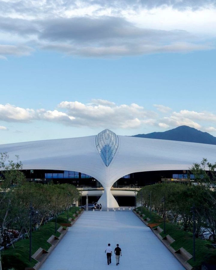 HermilaLevbvld's tweet photo. Lishui Airport’s design follows the contours of its mountainous site, shaping the terminal as a compact transportation hub integrated into the surrounding valley landscape. Its sloping form and uninterrupted roof respond to the terrain while ensuring... https://t.co/UZdk9MZys6