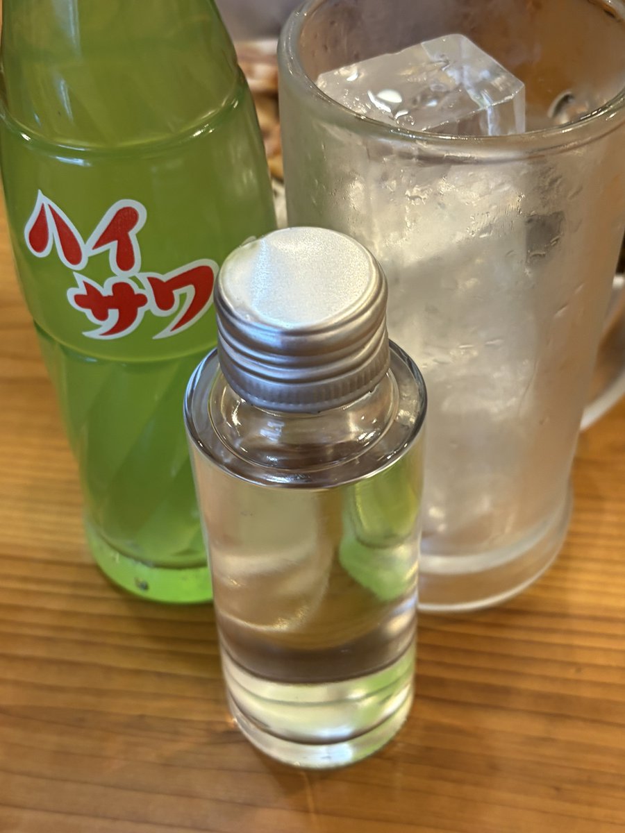 maitakeAlexi's tweet photo. クラファンパーティーの後、たまたま元同僚に出会し飲みに入った御徒町の老酒舗さんはまたリピりたいですね。
豚と醗酵白菜の炒め物、水餃子とどれも美味しく、中でも「呑兵衛の玉手箱」は酒が何杯も飲める量の肉の盛り合わせ1000円に吃驚‼︎
お酒も割り物だと写真右の形式で出されるのも良きでした。 https://t.co/WFlgp8NAoR