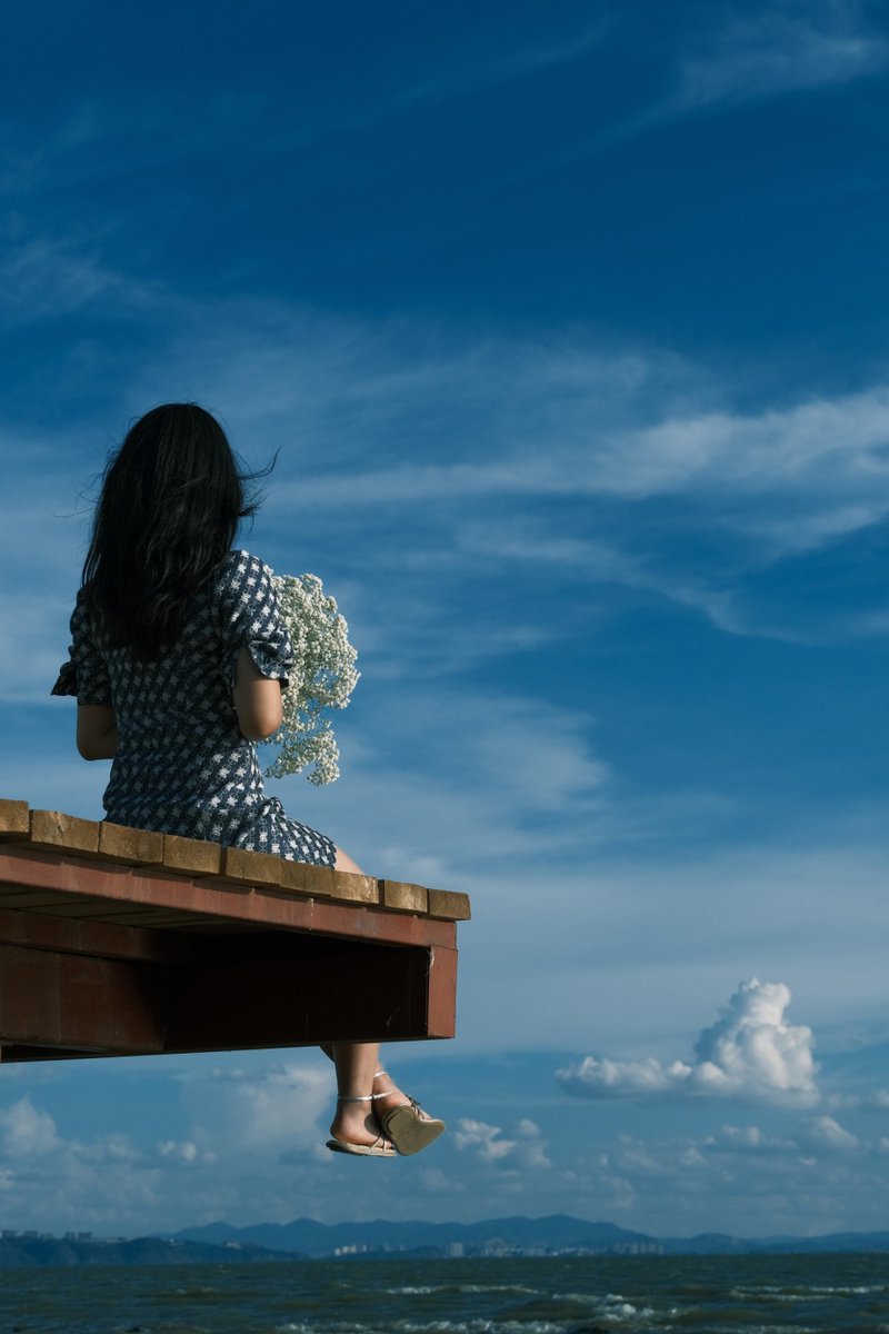 pinkmami18's tweet photo. Just spent 20 mins lying on the balcony, sipping iced lemon tea and watching the clouds float by — this is my kind of perfect lazy afternoon. https://t.co/8uQXmAxZZd
