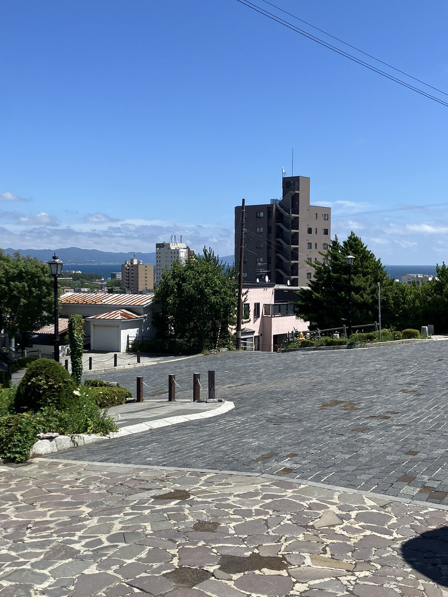 studiob36533050's tweet photo. お久しぶりの投稿です！日吉町から元町に場所を変え、カフェオープンしました！元町方面にお越しの際は是非お立ち寄りください😊左はカトリック教会、お向かいは東本願寺の瓦屋根、右は坂道と遠くに海、裏は函館山という素敵なロケーションです🤩
 #函館カフェ　#函館ハンドメイド https://t.co/NGZF7VxqUx