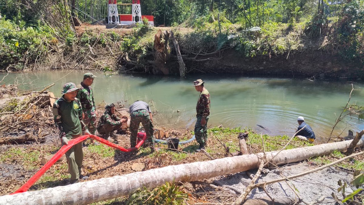 KodimBulukumba's tweet photo. TNI dan Warga Kompak Bangun Jembatan Gantung Perintis Garuda di Bulukumpa

Bulukumba — Semangat gotong royong antara TNI dan masyarakat terus ditunjukkan dalam pembangunan Jembatan Gantung Perintis Garuda yang menghubungkan Desa Bontominasa dan Desa Jojjolo, Kecamatan Bulukumpa. https://t.co/F39uMIZn9T