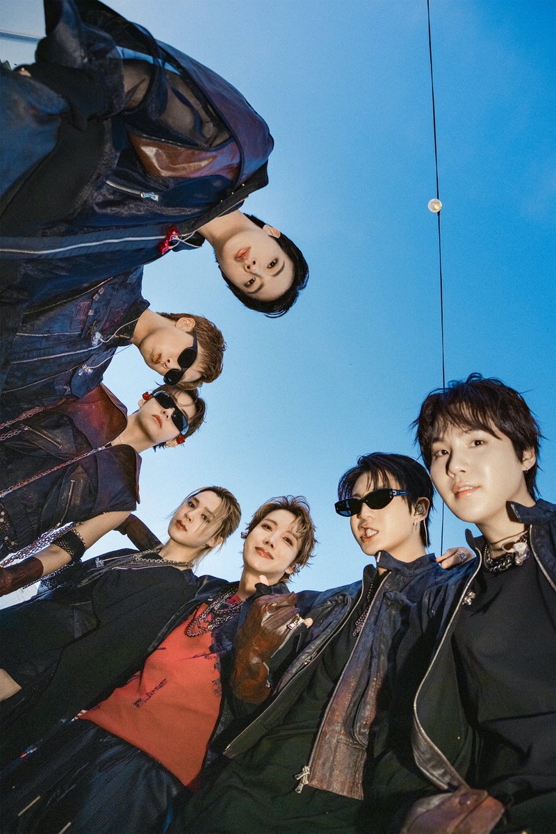 eternalhyyh's tweet photo. casually dropping a magazine cover photo in there is CRAZY https://t.co/KlUYVhUMH4