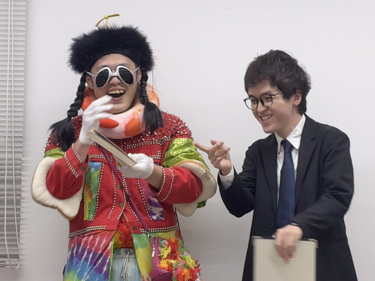 narika_13's tweet photo. 承子クラーケンのピンコントライブ。承子さんの一本ネタコント6本はどれも唯一無二の強烈キャラクターで最高でした。そして集合写真からも溢れ出す個性豊かなピン芸人ゲストの皆様。あらゆる組み合わせのトークがありましたが、それぞれ独特の空気があって面白かったです。 https://t.co/VWgCVJcsul