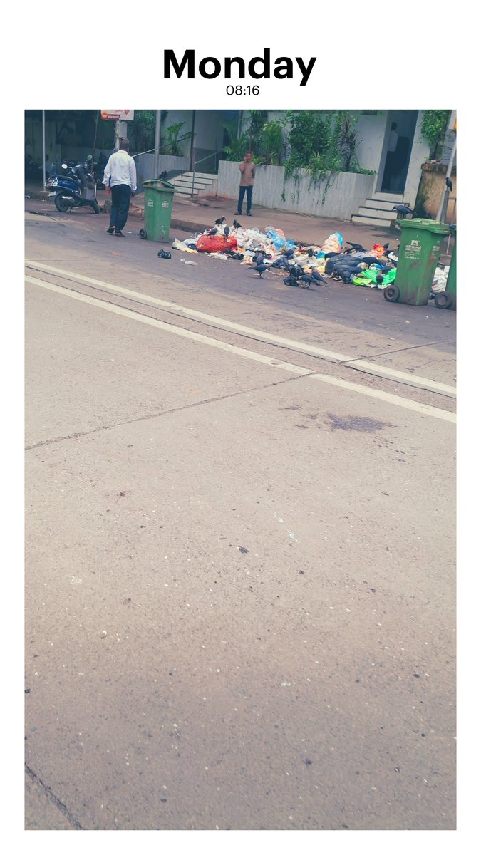 ManishaDesai1's tweet photo. @mybmcWardGS @mybmc @worli_residents @BmcCommissioner @MumbaiPolice @MTPHereToHelp Todays garbage at Dainik Shivner Marg, BMC clears but how can we have a garbage dumped on a road openly like this.

 Who are the perprators? The authorities need to stop this.
Everytime i put a post on X,  the response  says it's resolved.  BUT RESOLUTION IS NOT JUST CLEARANCE https://t.co/eTsq0BE8l8