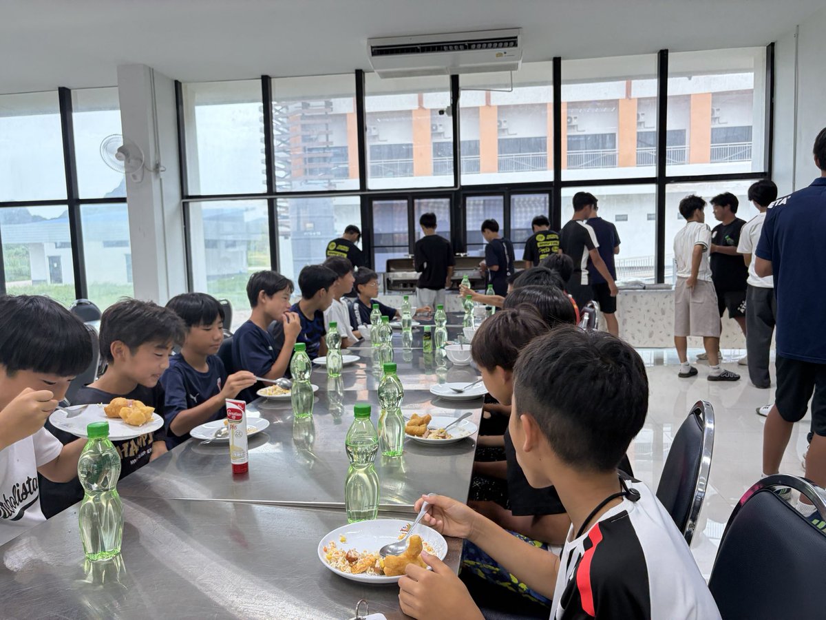 sangafc_school's tweet photo. 【JSE international】
朝ご飯食べて、少しの空き時間にサッカーして⚽️💦
お世話になった宿を綺麗にして出発🧹

#京都サンガ
#SP
#タイ遠征 https://t.co/ULOtcT46kB