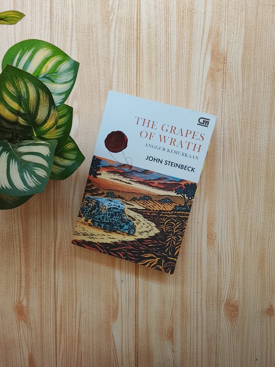 eLAmaravati's tweet photo. 🔖 Ulasan The Grapes of Wrath — John Steinbeck

Apakah kalian pernah kelaparan selama berhari-hari? Saya pernah, sering. 

Apakah kalian pernah bekerja sepanjang hari hingga tulang-tulang kalian terasa nyaris remuk tapi upah yang kalian dapatkan hanya cukup untuk makan? Saya pernah, sering.

Barangkali itulah yang menyebabkan saya susah move on dari The Grapes of Wrath, novel karya John Steinbeck. 

Sebab meski novel ini berlatar Amerika tahun 1930-an, isu-isu di dalamnya begitu relevan hingga sekarang.

Bahkan setelah selesai dibaca, bahkan setelah halaman terakhir buku ditutup, rasa getirnya masih terasa.