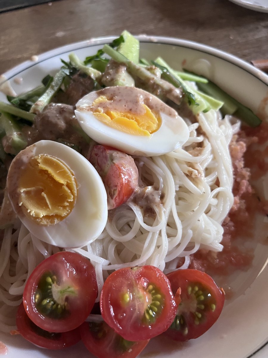 gorillanoshippo's tweet photo. 冷凍トマトのすりおろしをたっぷりと敷き詰めた上にそうめんを乗せたら今回は体感的に優勝です！夏もそろそろ終わりですかねぇ🤤 https://t.co/Qki5hN0Rfx