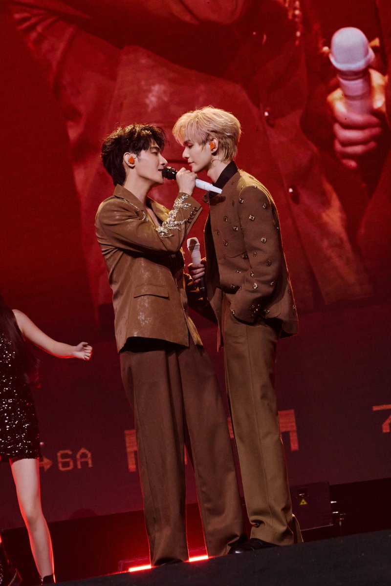 zoohocccy's tweet photo. 260824 ©️希朝RECORD

快门按下，所有欢呼被折进同一帧，
心跳不再隔着屏幕，而是面对面同频。 https://t.co/TskyuyYC49