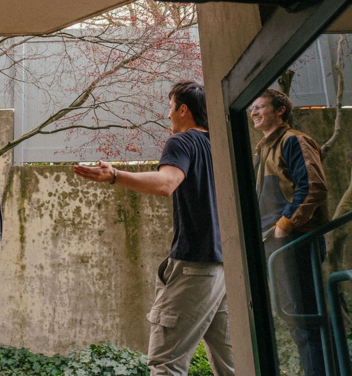 thehudprint's tweet photo. the reflection showing him smiling i'm devastated 😭 https://t.co/HUTsxH3RDJ