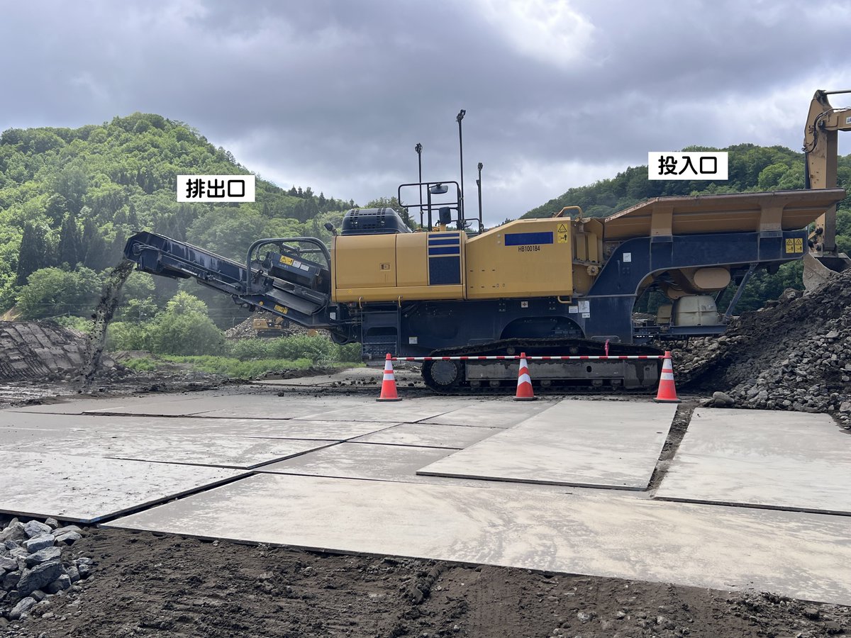 chokaidam_mlit's tweet photo. 今回は #自走式破砕機 を紹介します。
ダム工事の掘削で発生した岩石を用途に合わせて、破砕する機械です。動画は100㎜を超える岩石を破砕しており、大型ダンプや重機が通る工事用道路の路盤材等に使われます。
※動画は安全に配慮し撮影しています。

#鳥海ダム
#建設機械 https://t.co/q8zxJI1V96