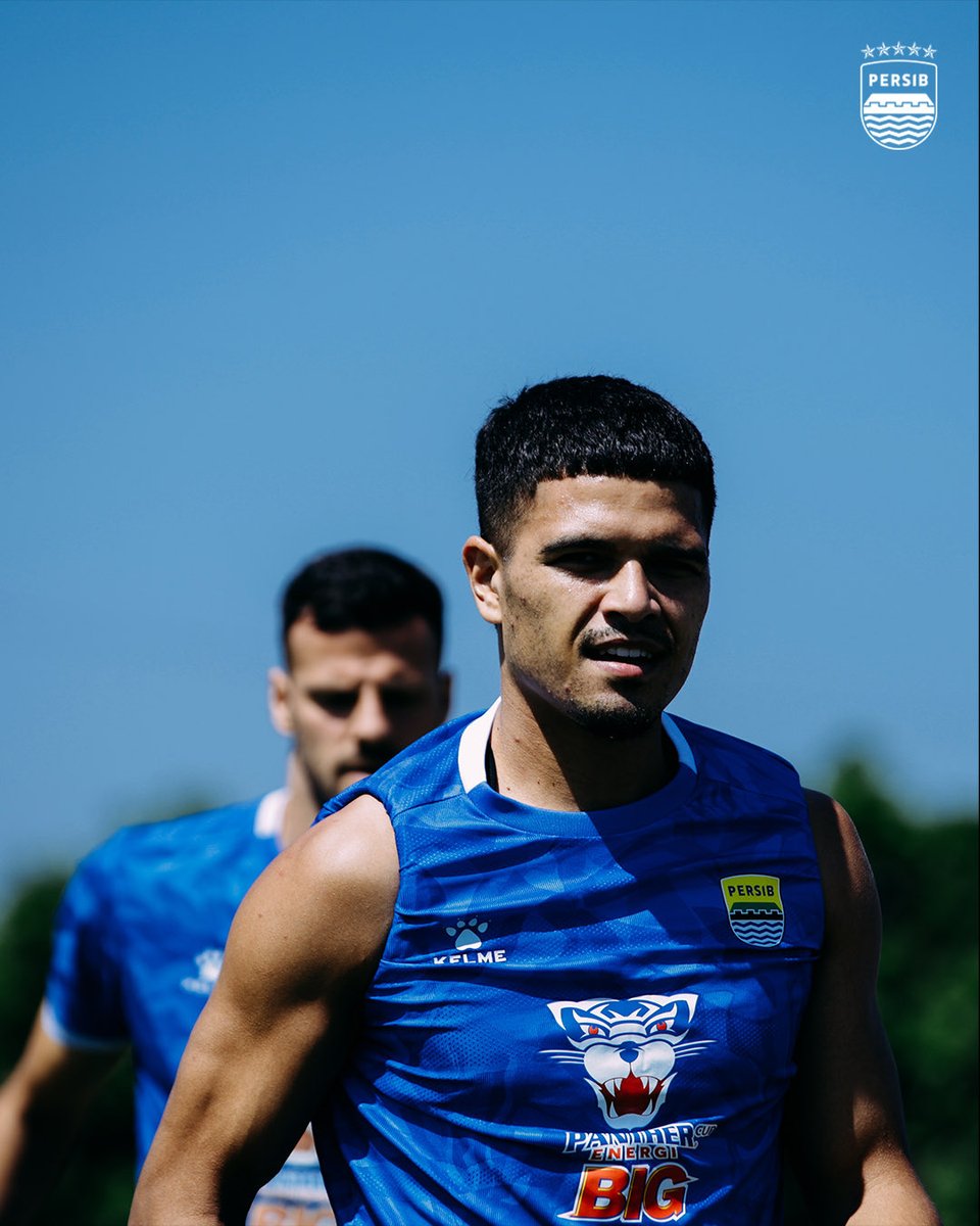 persib's tweet photo. Awali pekan dengan menjaga kebugaran! 💪

Recovery dan pemantapan taktikal menjadi fokus dalam sesi latihan #PERSIB hari ini.

Persiapan terus berjalan. Setiap detail diasah demi tampil maksimal di laga terdekat akhir Agustus nanti. https://t.co/iz940mgu7t