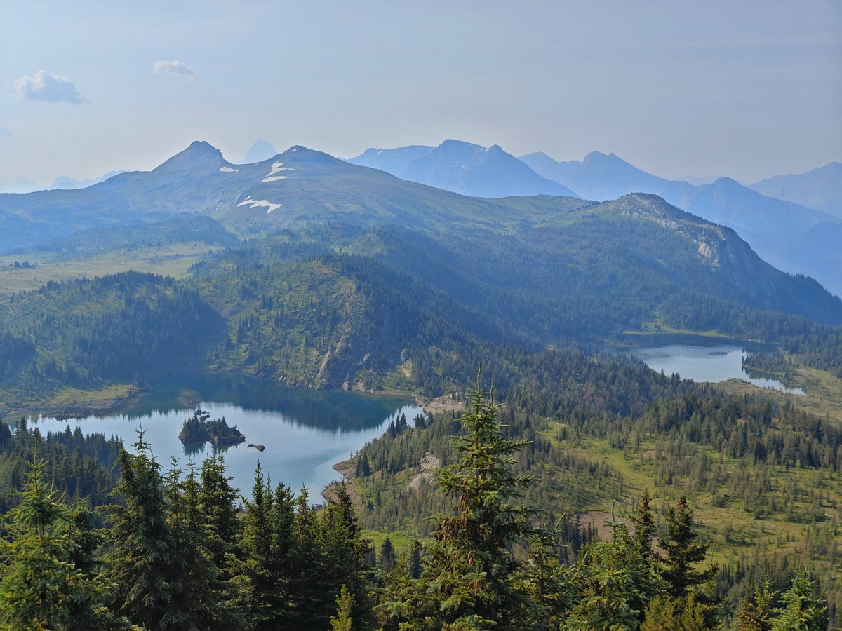 dereklee0329's tweet photo. 5天4晚 Mount Assiniboine重装徒步
2天进山，1天周边轻装Day Hike，2天出山。
素有加拿大马特洪峰之称的A山，果然名不虚传，足够震撼。
首日烟尘中远眺主峰，顺路站上Mount Citadel（2610m）；次日湖畔静对A山；第三天登顶Wonder Peak（2852m），换个视角俯瞰连绵群山；第四日清晨遇见日照金山，再道别 https://t.co/6MXWcrapz8