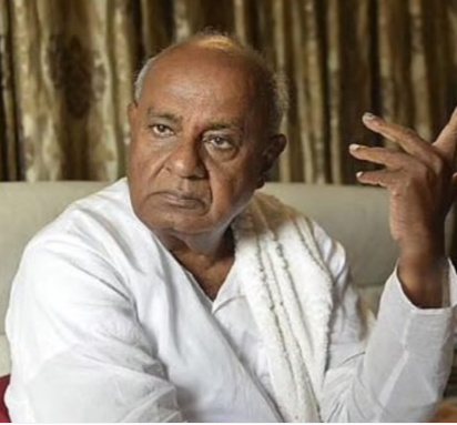 sheikh__khirad's tweet photo. A leaked video of H. D. Deve Gowda, former Prime Minister of India 🇮🇳 has surfaced online. Reason? His perverted behavior. No wonder India is unsafe for women. 😢Men watch people like this and think its okay to rape, harass and molest women in india. https://t.co/j3TAr78ot9