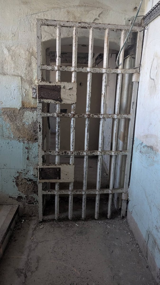 boussemaer_art's tweet photo. La prison maritime de Pontaniou fut créée en 1810 sur le site d'une fonderie édifiée sous l'ancien régime. Convertie en maison d'arrêt civile après la Seconde Guerre mondiale, elle devient progressivement inadaptée aux conditions de détention et est définitivement fermée en 1990. https://t.co/ElYIxamlzS