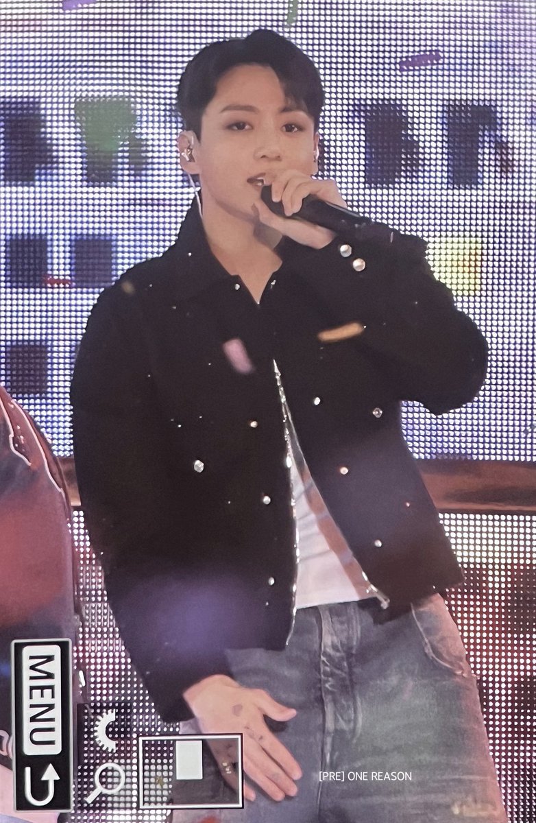 bunielito's tweet photo. rodei tanto a galeria que achei fotinhas desse dia que é impossível esquecer. lembro do surto que eu vivi quando o jungkook subiu no palco :c sinto que foi um dos melhores momentos da minha vida. voltaria no tempo mil vezes só para reviver o dia 13 de junho. ࣪    𓈒 ⠀ྀི ♡⃘ https://t.co/DeOKcKSJYZ