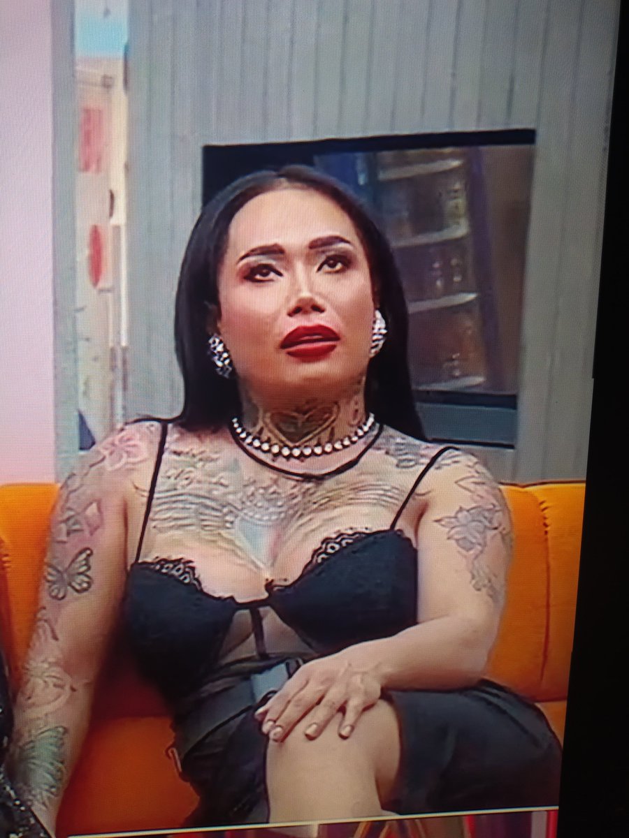 La_CasaDLF's tweet photo. Este señor empoderado con tetas de Karina Torres se siente Miss Universo

Su unico contenido es decir "Hermana" "Perra" "Asifor" 

Abrir el hocico tan grande y carcajearse como Carcacha Vieja 

JAAAAAAAAJAAAAAAAAJAAAA 💀

#LaCasaDeLosFamososMéxico 
#LaCasaDeLosFamososMéxico4 https://t.co/VyhUNqaGiA