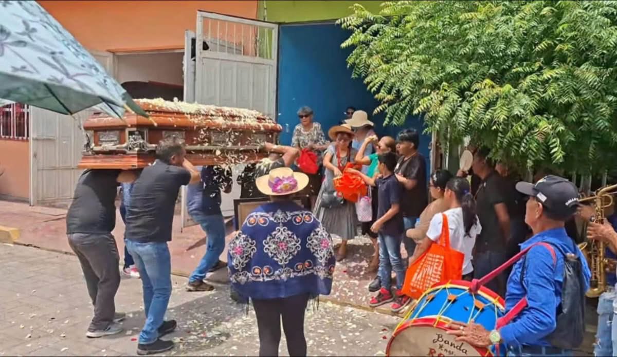 Regenerando_RG's tweet photo. ℹ️ #Tlapehuala || Entre aplausos y rosas blancas, familiares y amigos despidieron este domingo a la Dra. Nadia Vehurini Matadama Díaz. La comunidad la recordó como una médica entregada y querida. 
Q.E.P.D. https://t.co/uuTGIMgKo4