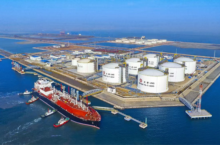 RadioF97535's tweet photo. Fewer than 20 ships transited the Strait of Hormuz in the Arabian Gulf over the weekend and Brent crude was at $93.10 per barrel on August 24, valuing oil-linked liquefied natural gas for Asia at $11.50 per million British thermal units. https://t.co/2W69H9ZJsb