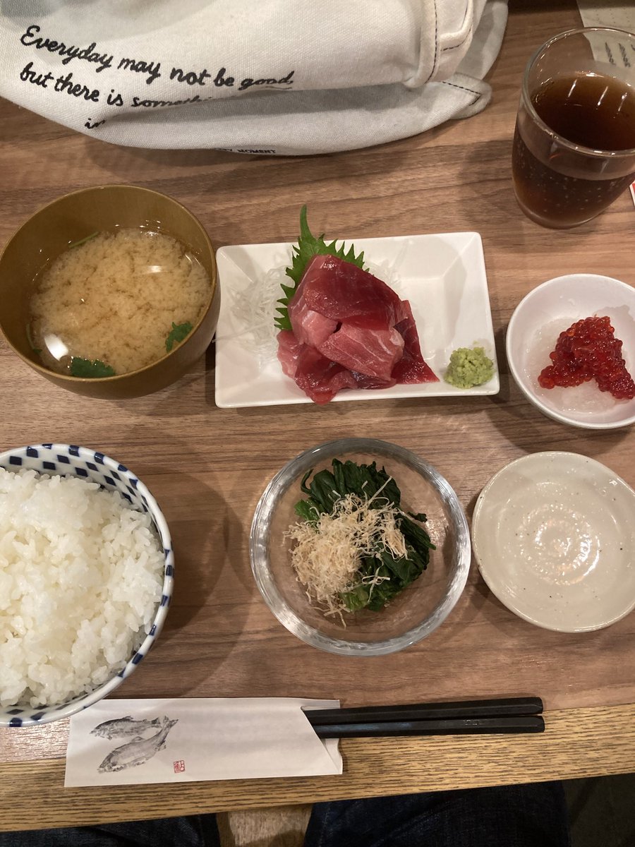 pikasooa's tweet photo. 週明けの月曜日、暑い💦☀️
豊洲市場ランチは小田保さんでマグロ🍣ぶつ定食に筋子おろし、ほうれん草の胡麻和えです
ドジャースがパイレーツを破り
6連勝！昨夜のワースポMLBで大谷選手の打席の足の幅が昨年より狭くなっているとの専門家の解説が有りました
昨年よりホームラン数が15本近く減っています https://t.co/H0G7w7lQen