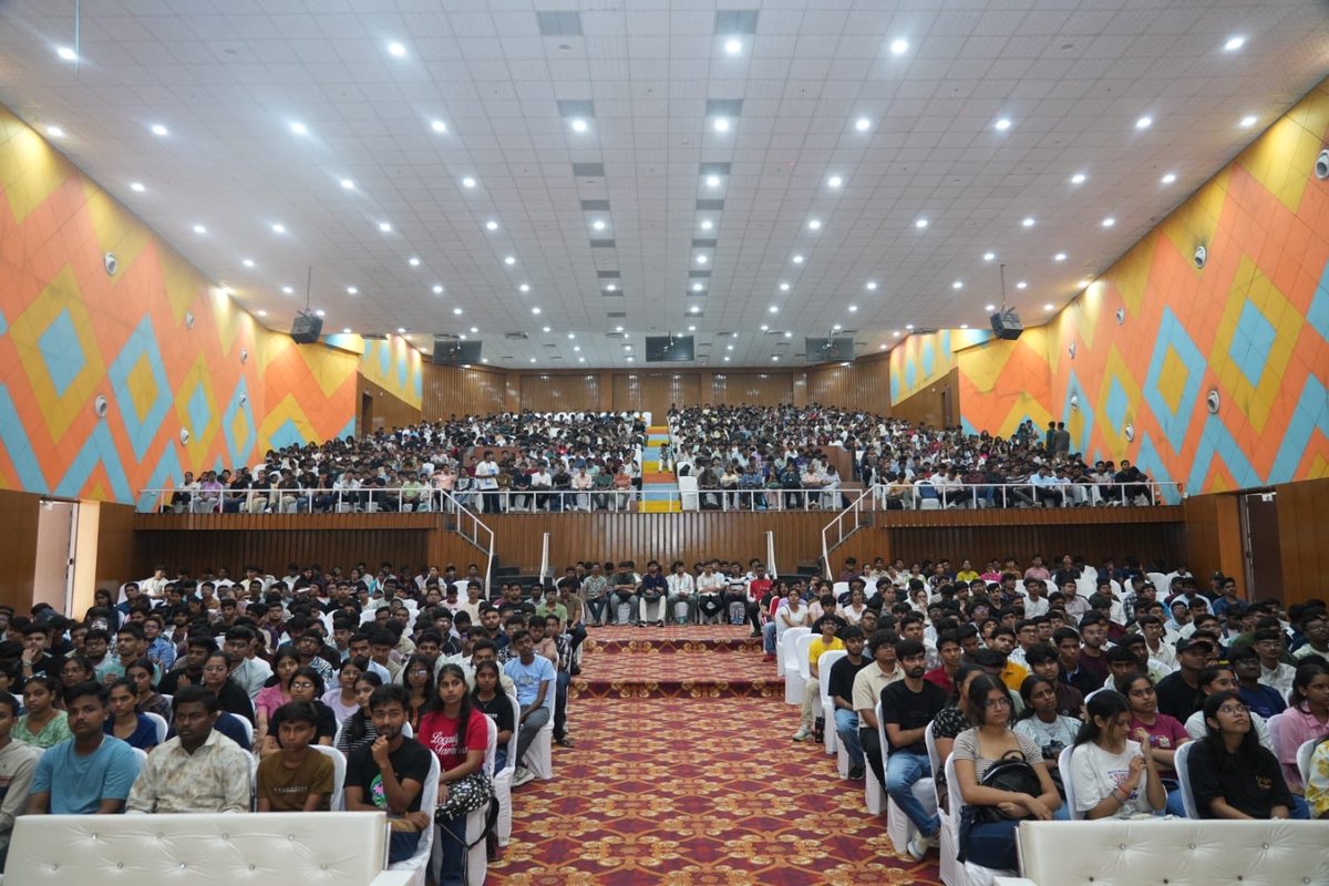 IPSBhushanKumar's tweet photo. Addressed  VNIT students, Nagpur on Mind Management and Emotional Intelligence. https://t.co/HEjhm4yJsa