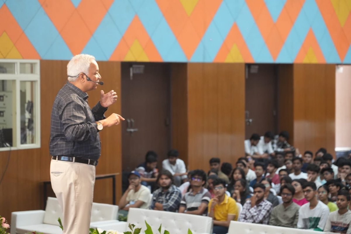 IPSBhushanKumar's tweet photo. Addressed  VNIT students, Nagpur on Mind Management and Emotional Intelligence. https://t.co/HEjhm4yJsa