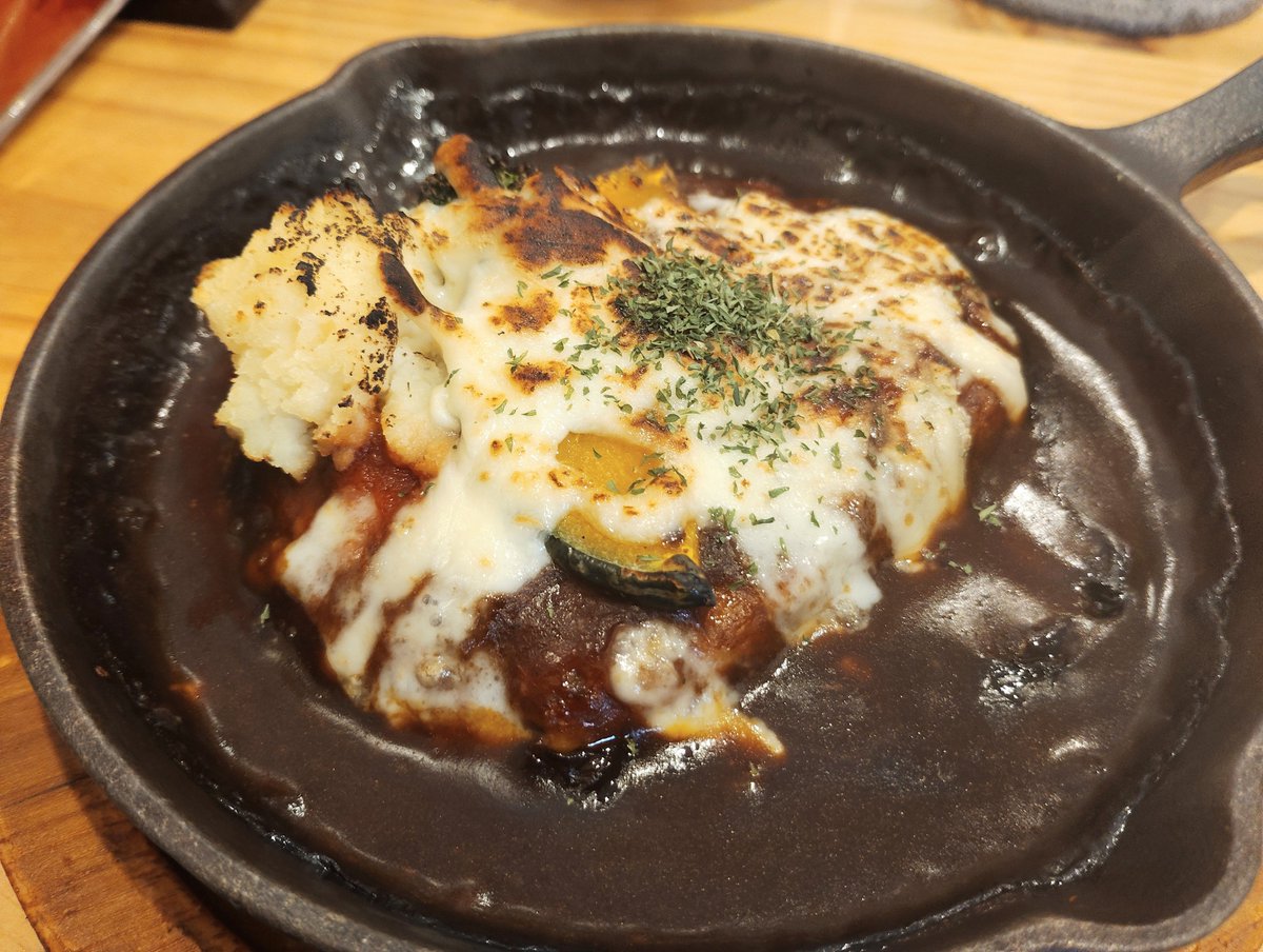 bonesetterYND's tweet photo. 関内『コーボリッコ』

煮込みハンバーグ1100円
相生町通りトヨタレンタカー隣の肉料理と本格ワインが頂けるイタリアン店。ランチメニューはいつも迷ってしまうパスタ・肉料理✨熱々鉄板で運ばれてきたコチラはコク深いデミグラスベースの特製ソースと肉のジューシーさが絡み合う食べ応えある一品👍✨ https://t.co/ksvL39o8Tx