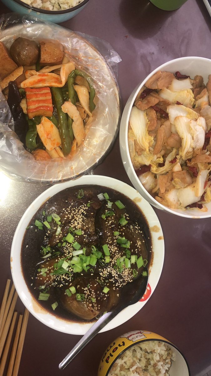 ynafcpf's tweet photo. 完工完工，蒲烧茄子，白菜炒五花肉，加上超市买的红油素菜 https://t.co/i5Bqehguni