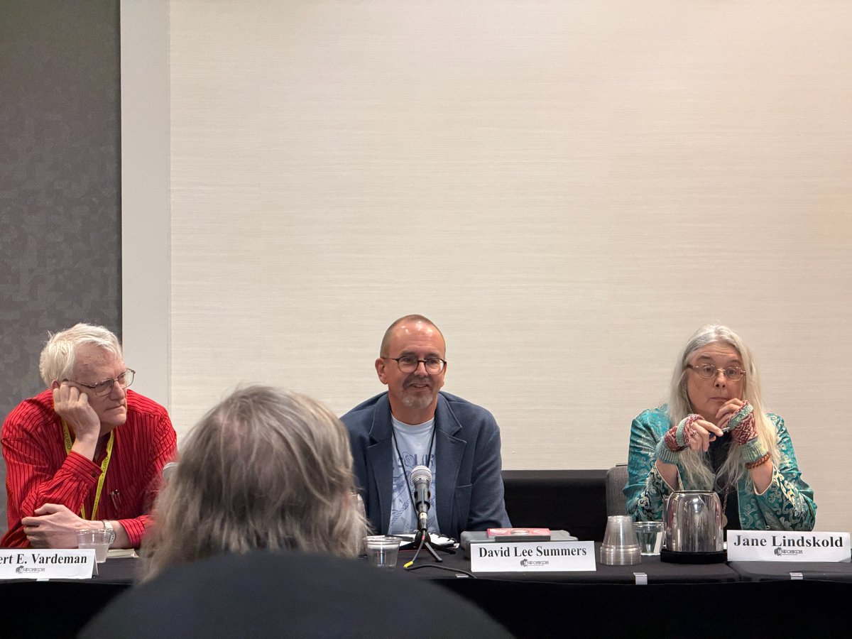 The_Scribblings's tweet photo. #Bubonicon57 - Day Two

Panel - SnackWrites with Robert E. Vardeman, @davidleesummers, Jane Lindskold, M.T. Reiten, Diana Rowland, and Josh Gentry. https://t.co/fiS33cgo8O