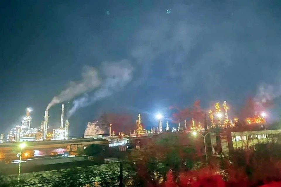 revistacodigo21's tweet photo. Desde ayer huele otra vez a azufre en Monterrey y gran parte de la metrópoli y no es el chamuco.
Sospechas vuelven a recaer en Refinería de Pemex Cadereyta, que genera mayor parte de nubes tóxicas de dióxido de azufre por alta producción de combustóleo y no bajar contaminación. https://t.co/Se9P8THBQ3