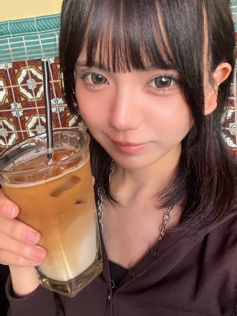 leona_KLM0627's tweet photo. おねぼうのおそよーう！
あのすみません。ミディアムれおさんまだあげたい写真沢山あるからボブレオお預け^^
玲緒奈最近ずっとカフェラテ飲んでるの。
とくにキャラメルラテが大好き
みんなが好きな飲み物はなーに‼️

月曜日がんばろーね！！
 #カワラボメイツ  #中森玲緒奈 https://t.co/DeViuQ34jf