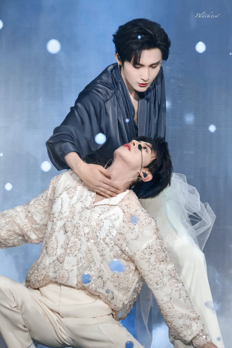LFTL_F's tweet photo. นึกว่าจะแต่งงานกันบนเวทีคอน
#JiangLi #LiPeiEn #JiangHeng https://t.co/wDhcS6jLLe