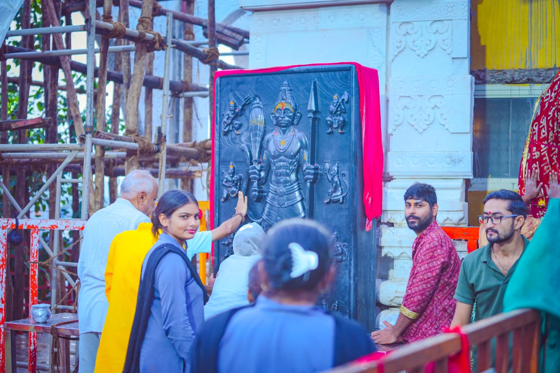 bageshwardham's tweet photo. प्रातःकाल आरती की दिव्य छवि 🌅🚩 बागेश्वर धाम पीठ पर प्रभात की पावन बेला में गूंजते मंत्र, जगमगाते दीप और श्री बालाजी महाराज के दिव्य दर्शन मन को भक्ति से भर देते हैं। 🙏 https://t.co/MZNSHEmgVP