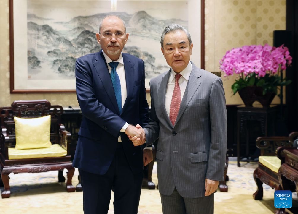 BeijingReview's tweet photo. Chinese Foreign Minister Wang Yi met with Jordanian Deputy Prime Minister and Foreign Minister Ayman Safadi in Beijing on Aug 23.
Wang told Safadi, who is accompanying King of the Hashemite Kingdom of Jordan Abdullah II ibn Al Hussein on a visit to China, that the King's visit will be a complete success. https://t.co/GurI9rIqdK