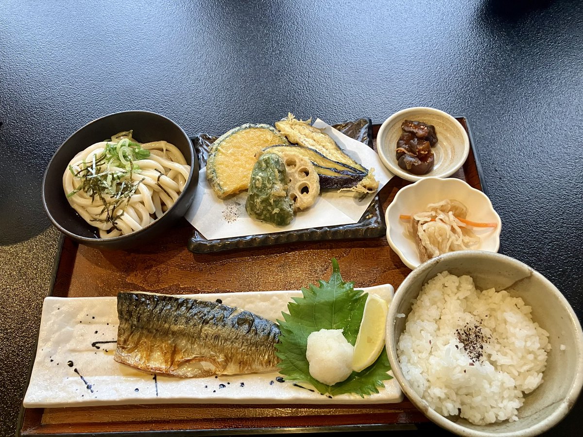 kk13_br's tweet photo. 本日の #ラッキーフード は「焼き魚」🐟✨

出張ランチは、小野うどん よしくらさんで「塩サバ定食」😋

脂ののった塩サバに、天ぷら、うどん、ご飯まで付いて大満足！
出張先でもしっかりパワーチャージ💪

#出張ランチ #塩サバ定食 #小野うどんよしくら #ランチ https://t.co/6dF31Kd2vB