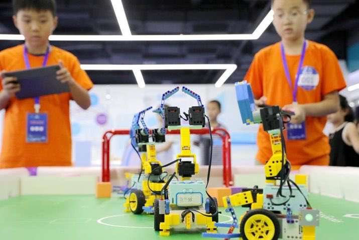 BeijingReview's tweet photo. Chinese teenagers flock to tech frontline to touch the future amid #AI study-tour boom https://t.co/KnXzU5m4Xa https://t.co/SLWApxOzZt