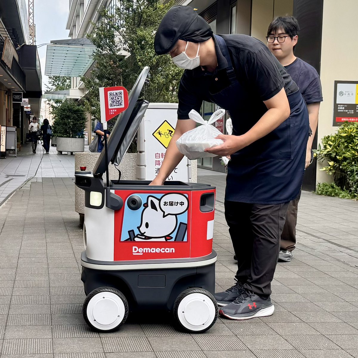 oricon's tweet photo. 出前館、自律走行ロボットで配達
渋谷・笹塚エリアで実証スタート
⠀
都内での本格実証は初
https://t.co/0492et87Gx
⠀
Neubilityの自律走行ロボット「Neubie」を活用。対象店舗は「カレーショップC&amp;C 笹塚店」「ドトール フレンテ笹塚店」で、渋谷区内の周辺エリア在住者へ商品を配送する。 https://t.co/087Dpfmi6q