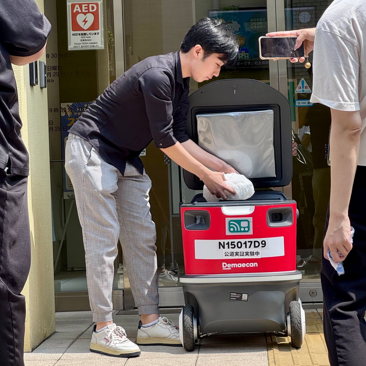 oricon's tweet photo. 出前館、自律走行ロボットで配達
渋谷・笹塚エリアで実証スタート
⠀
都内での本格実証は初
https://t.co/0492et87Gx
⠀
Neubilityの自律走行ロボット「Neubie」を活用。対象店舗は「カレーショップC&amp;C 笹塚店」「ドトール フレンテ笹塚店」で、渋谷区内の周辺エリア在住者へ商品を配送する。 https://t.co/087Dpfmi6q