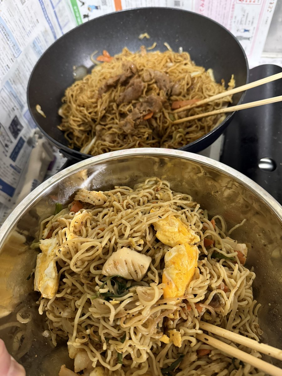 yas_hc's tweet photo. 『焼きそば焼きてえな』という気持ちだけで1キロの焼きそば麺を半々にしてニラ玉海鮮塩焼きそばとソース焼きそばを作ったが、出勤までに冷凍したいのに粗熱が取れる気配がない https://t.co/nzICQRKIUr